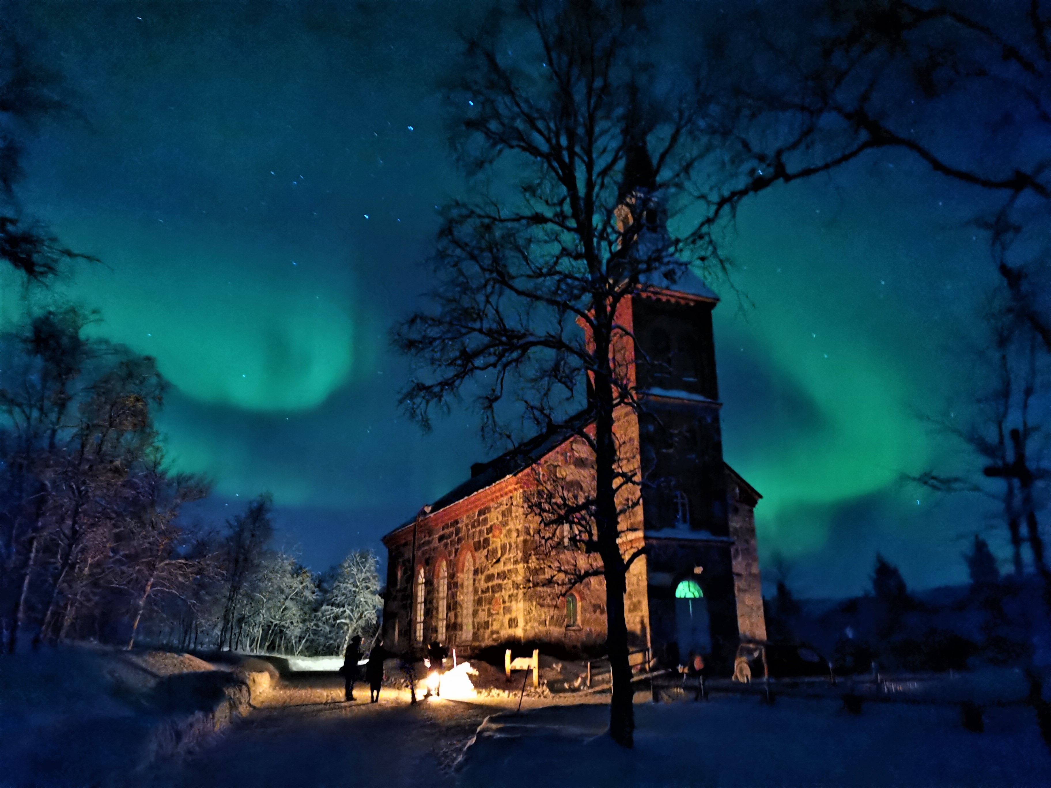 Utsjoen kirkko revontulten valossa