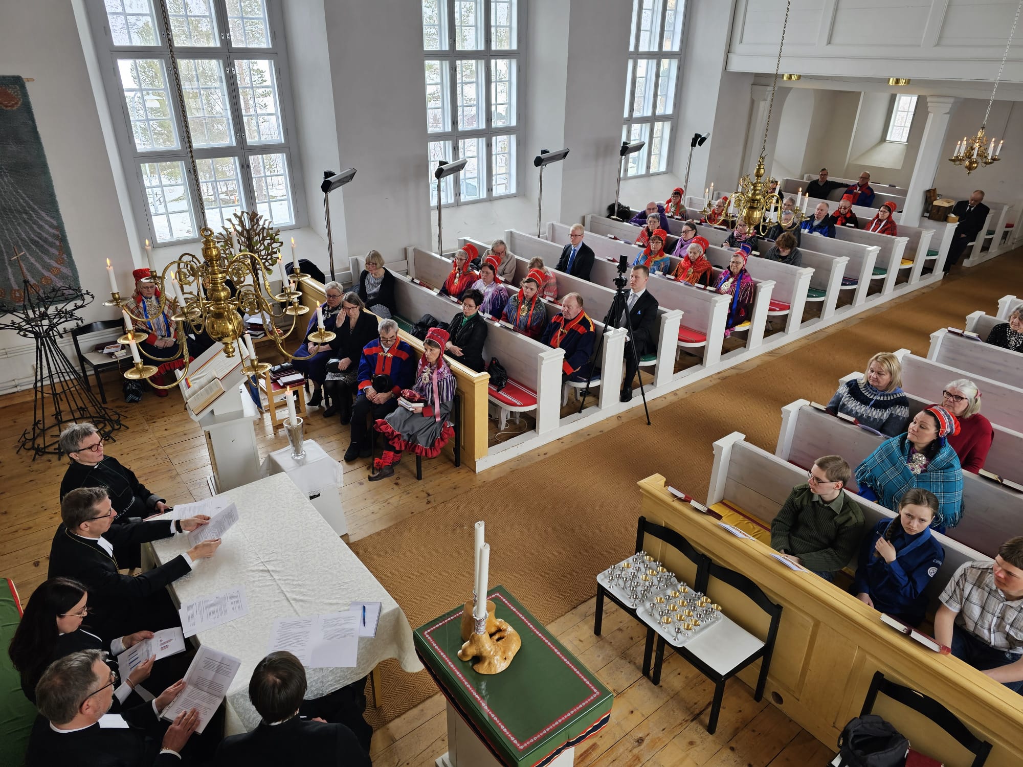 Piispa esitteli loppuraportin seurakuntalaisille Utsjoen kirkossa.