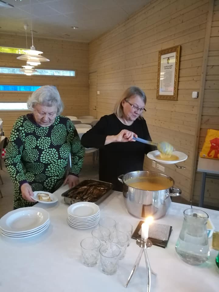 ihmisiä ruokailemassa