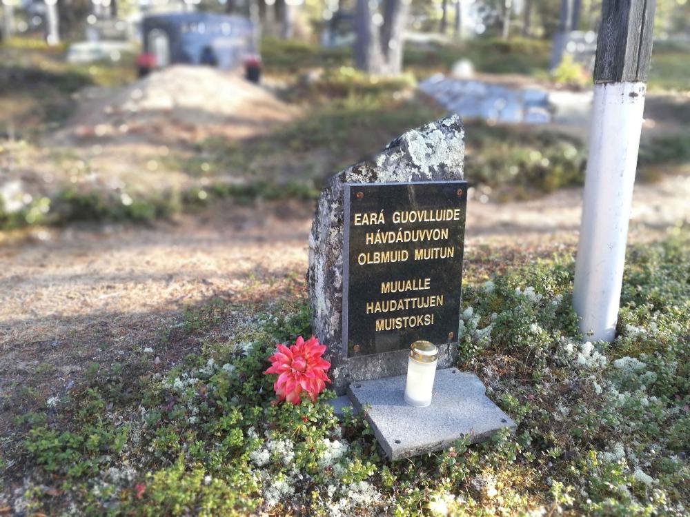 Muualle haudattujen muistomerkki Karigasniemeltä.