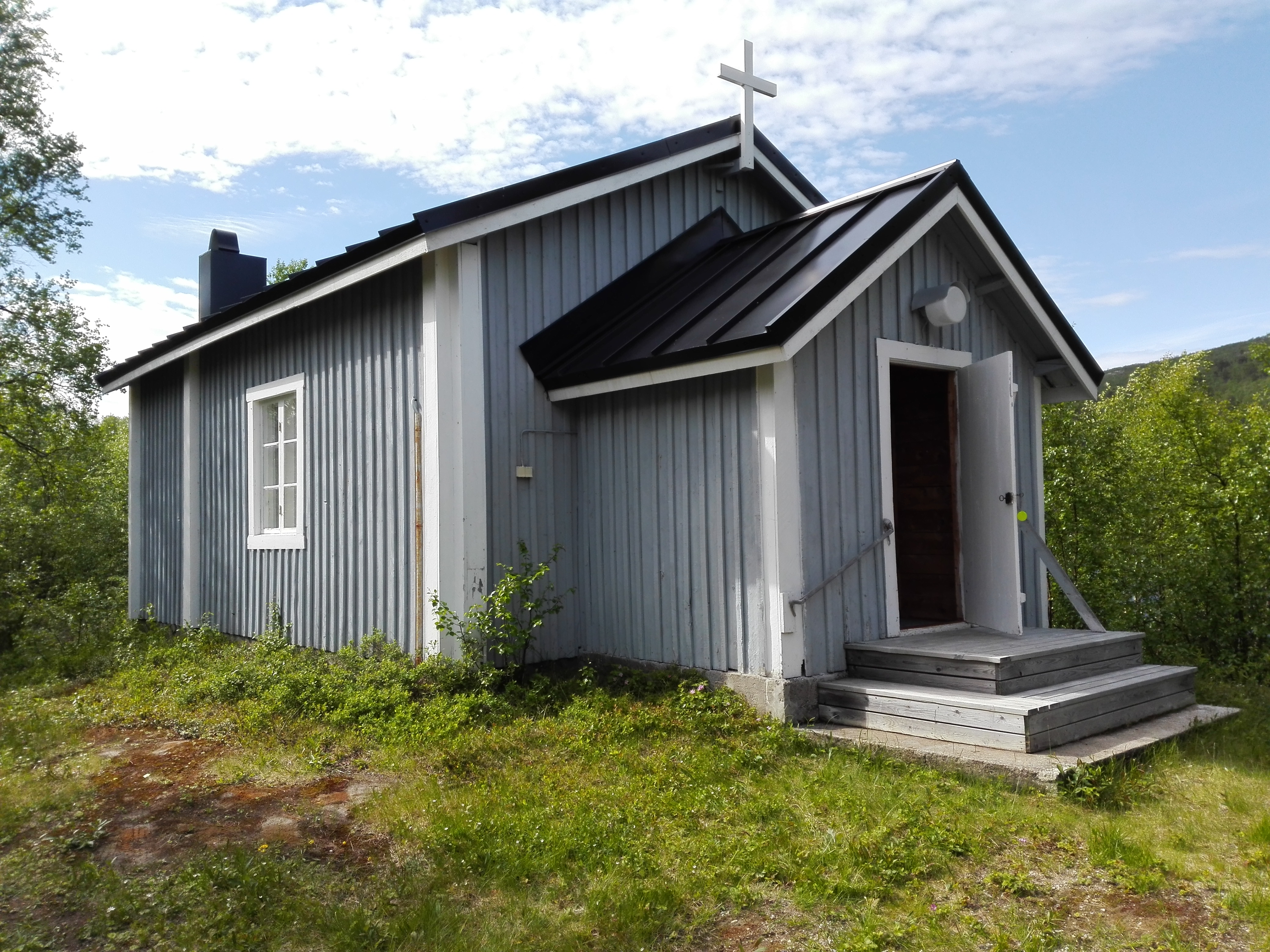 Nuvuksen rukoushuone ulkoapäin kuvattuna.